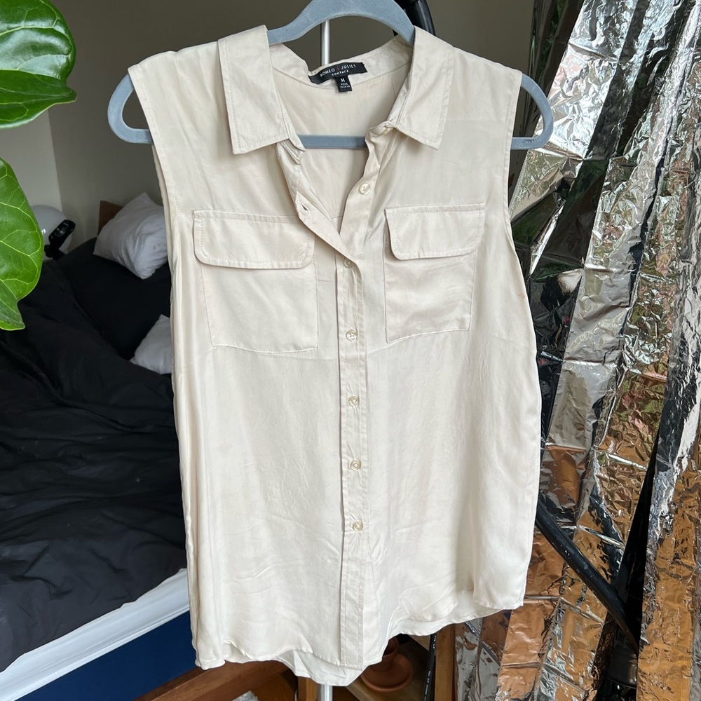 NWOT Romeo & Juliet Couture Double Pocket Collared Tank Top/Cami